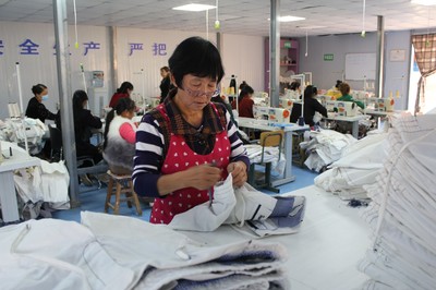 寧縣春榮鎮(zhèn)興創(chuàng)服裝就業(yè)工廠 產(chǎn)品遠銷海外的服裝產(chǎn)業(yè)典范